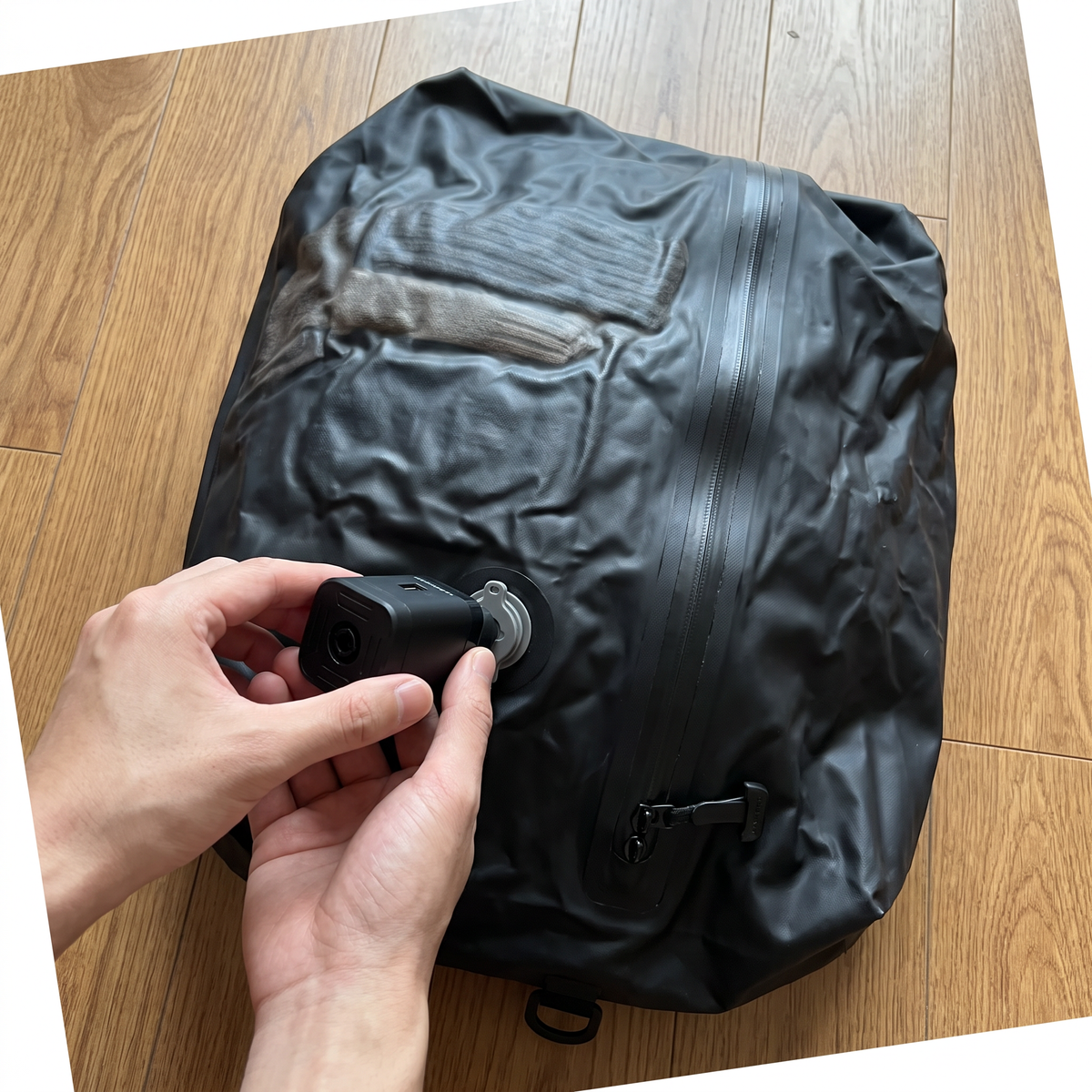 Bomba USB-C conectada a la válvula de la bolsa Packlump